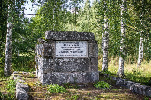 Kuvassa jonni Myyrän muistomerkki.