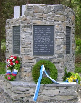 Kuvassa Vuosien 1788-1790 taisteluissa kaatuneiden muistomerkki.
