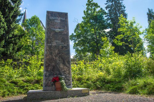Kuvassa vuoden 1918 muistomerkki.